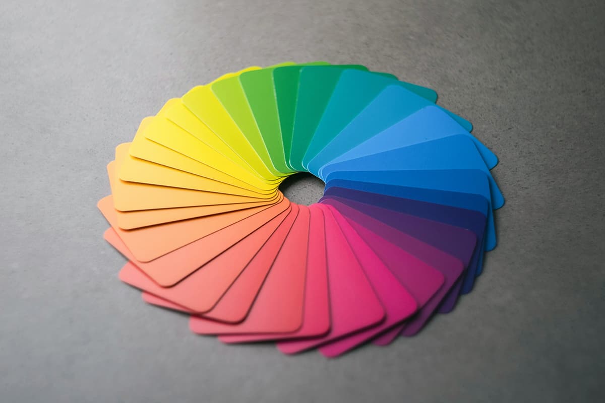 Palette de couleurs sur un bureau de designer