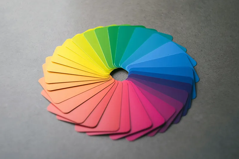 Palette de couleurs sur un bureau de designer