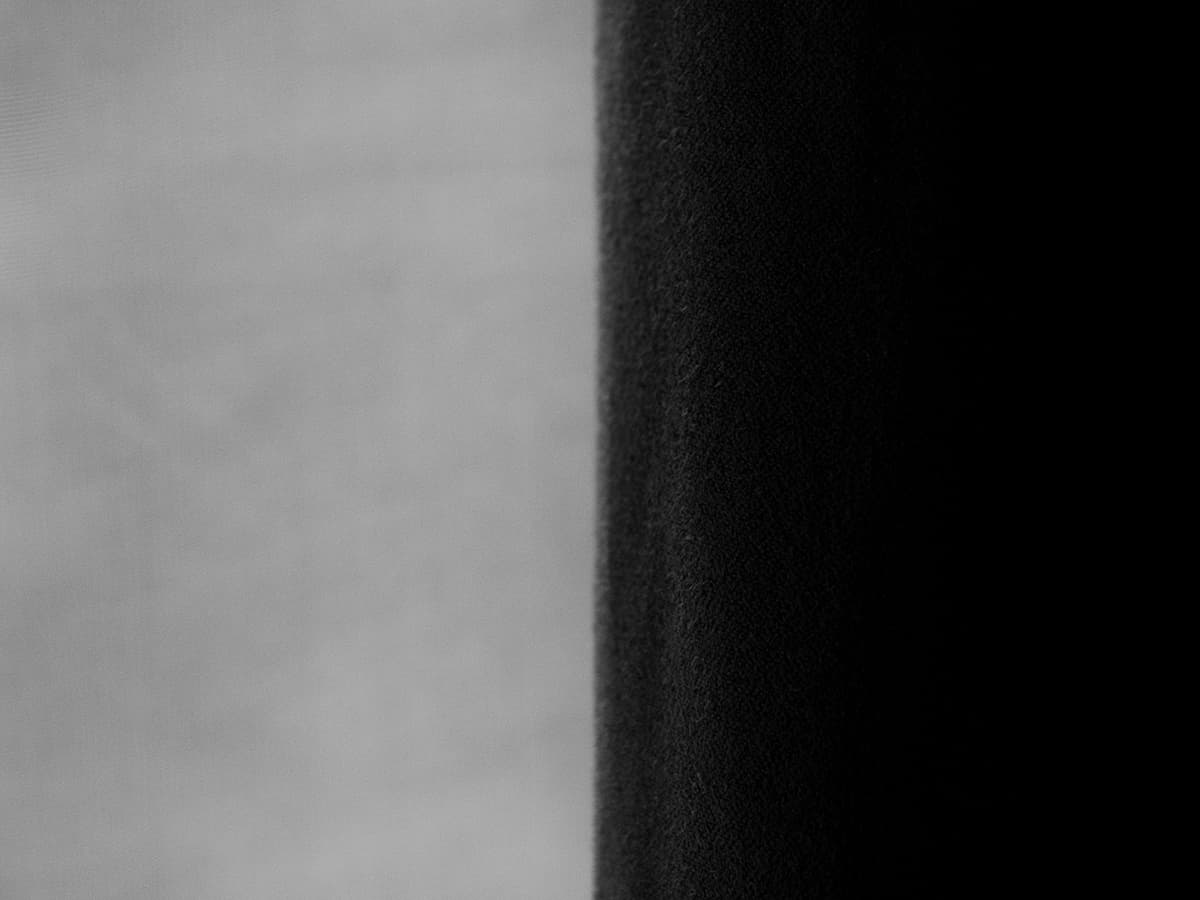 Un écran divisé affichant un contraste noir et blanc, symbolisant le concept de l'A/B testing