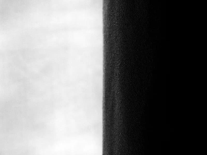 Un écran divisé affichant un contraste noir et blanc, symbolisant le concept de l'A/B testing