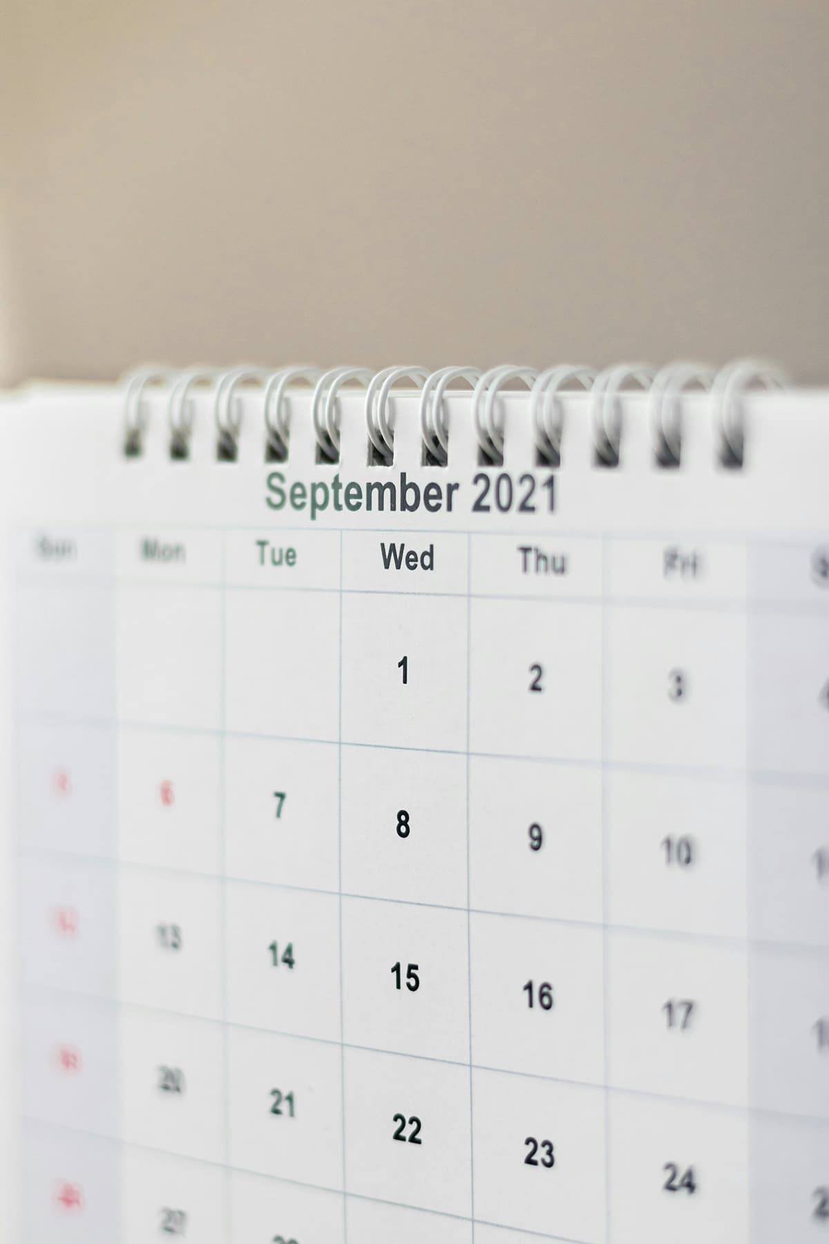 Un calendrier minimaliste sur fond gris, représentant la notion de temps et de planification