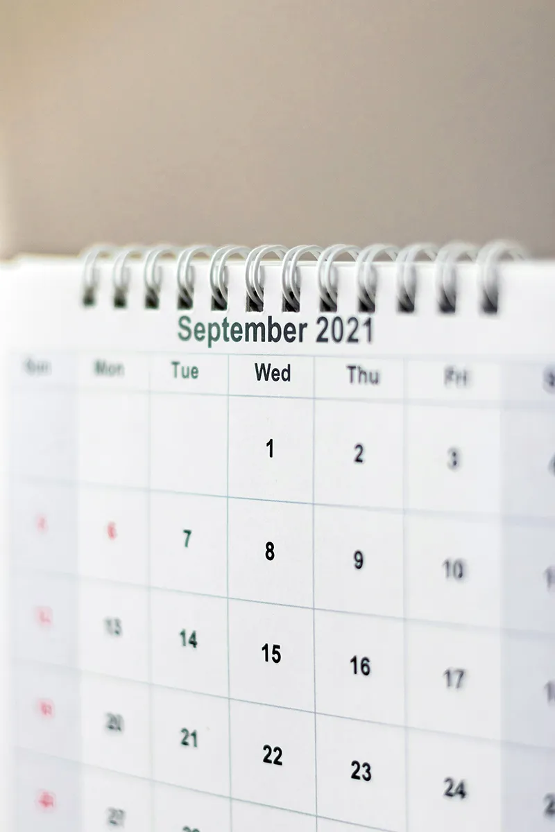 Un calendrier minimaliste sur fond gris, représentant la notion de temps et de planification