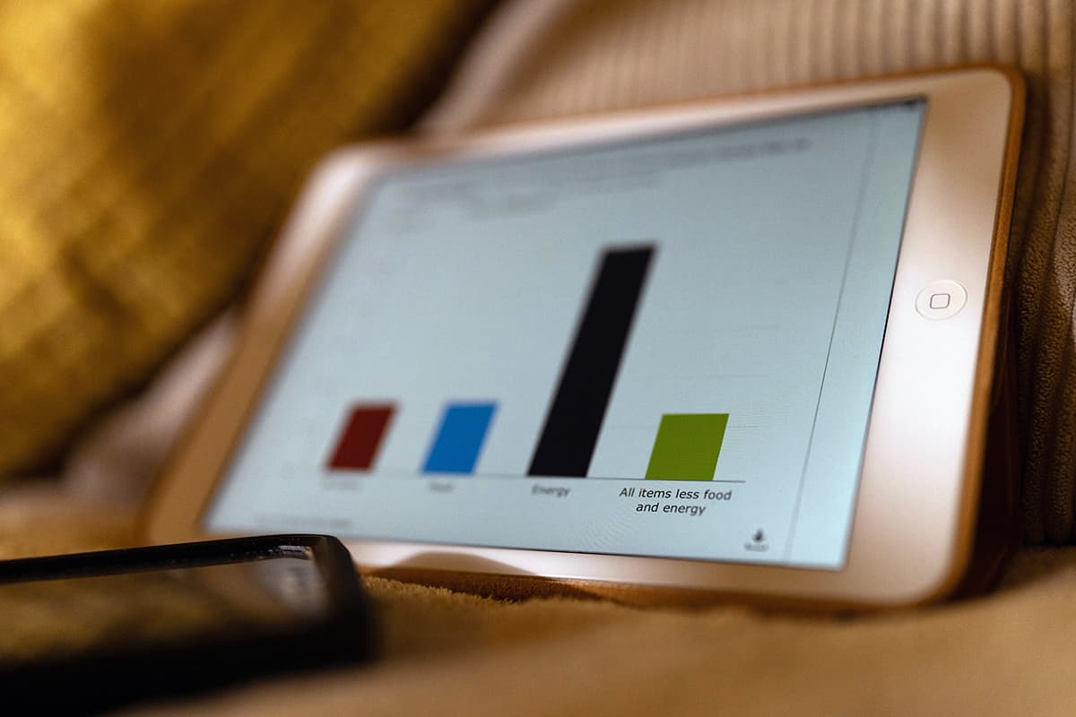 Analyse de statistiques et de croissance sur une tablette, illustrant l'importance de l'A/B testing