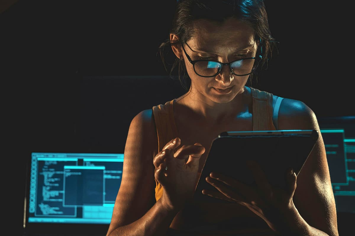 Gros plan sur une personne avec des lunettes lisant un écran, symbolisant la fatigue visuelle et l'accessibilité