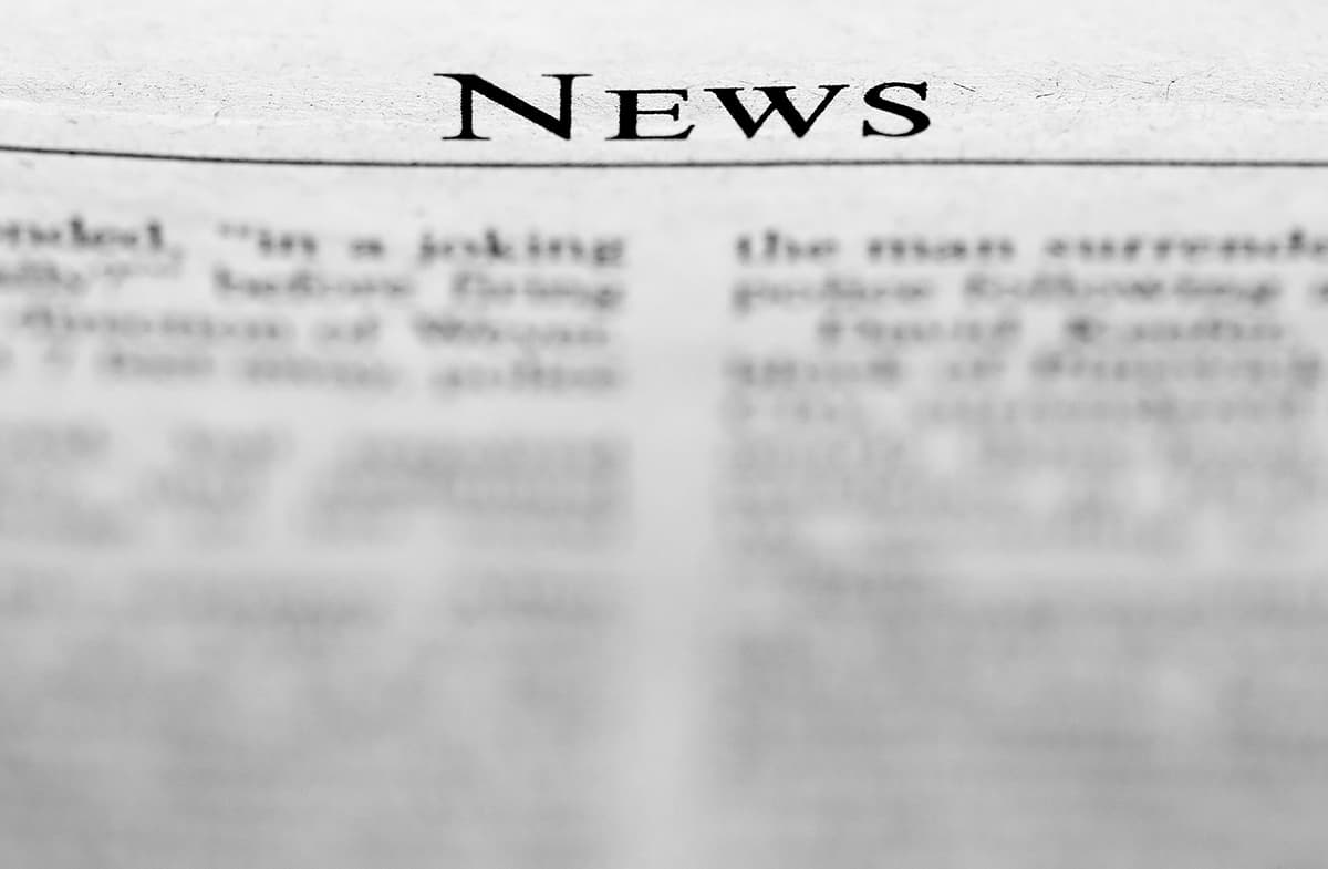 Gros plan sur un journal avec le mot 'News' en évidence, illustrant l'actualité brûlante