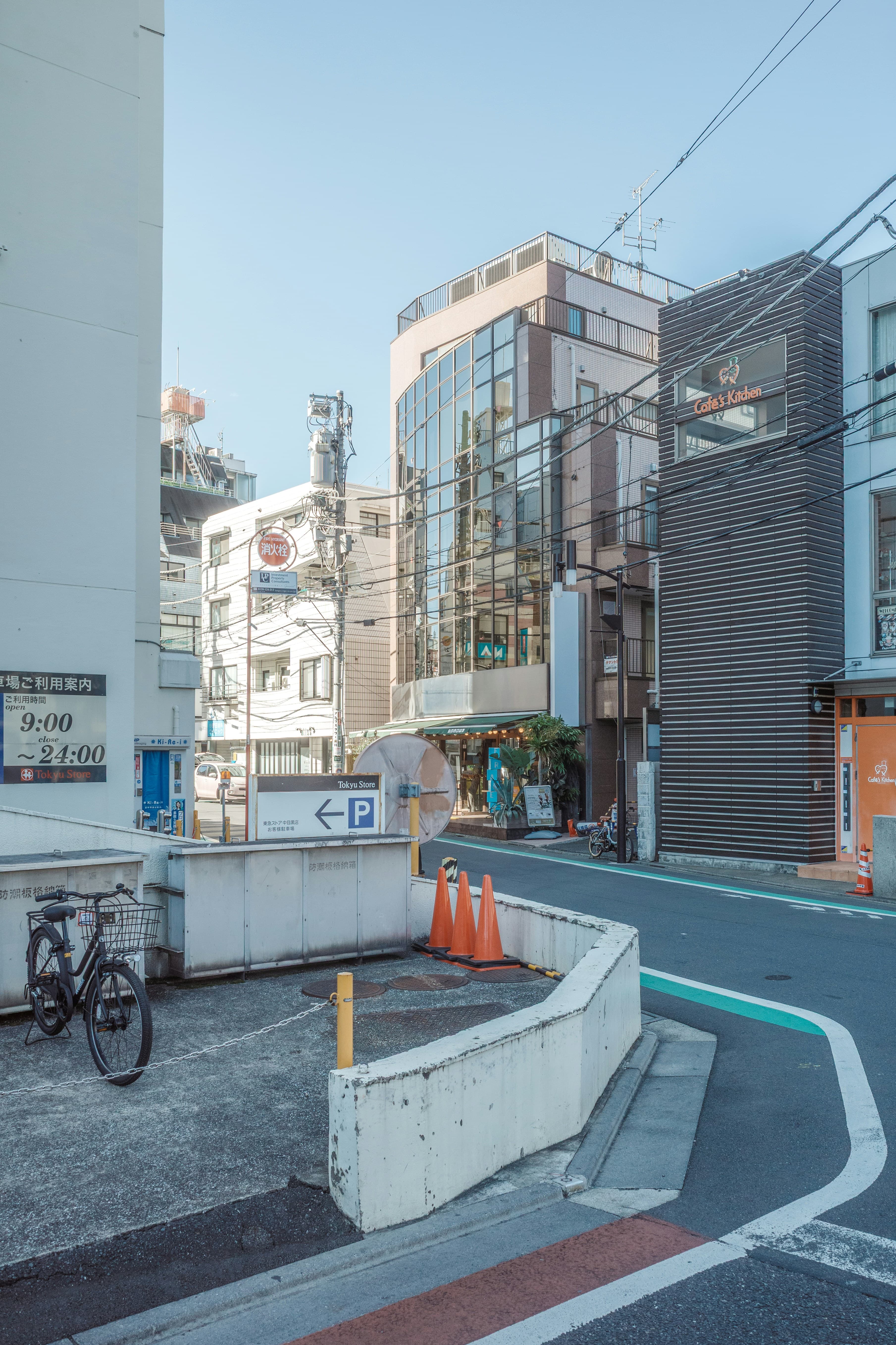 Une rue moderne illustrant la qualité de vie et le lifestyle local d'un quartier prisé