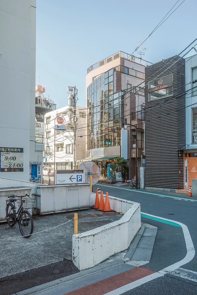 Une rue moderne illustrant la qualité de vie et le lifestyle local d'un quartier prisé