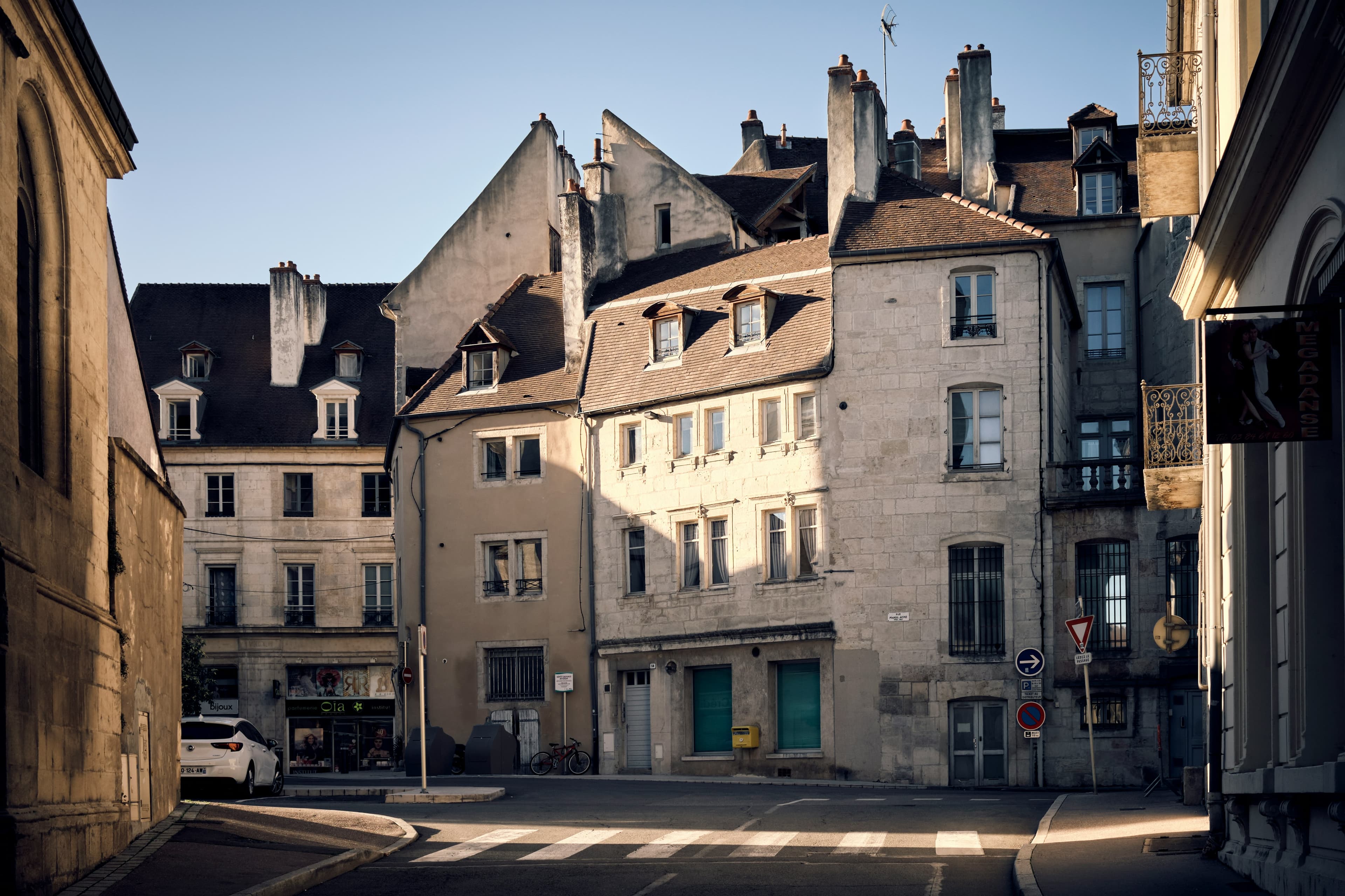 Une rue de ville avec de beaux bâtiments illustrant l'histoire et l'architecture d'un quartier