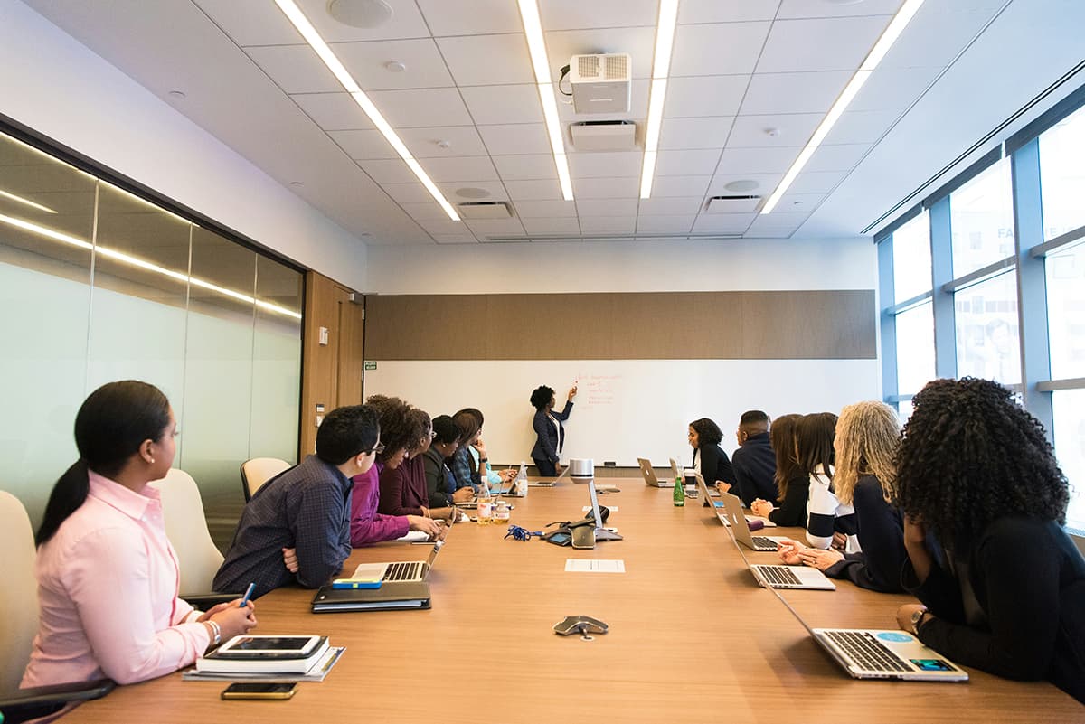 Réunion stratégique entre les équipes sales et marketing pour aligner le contenu B2B