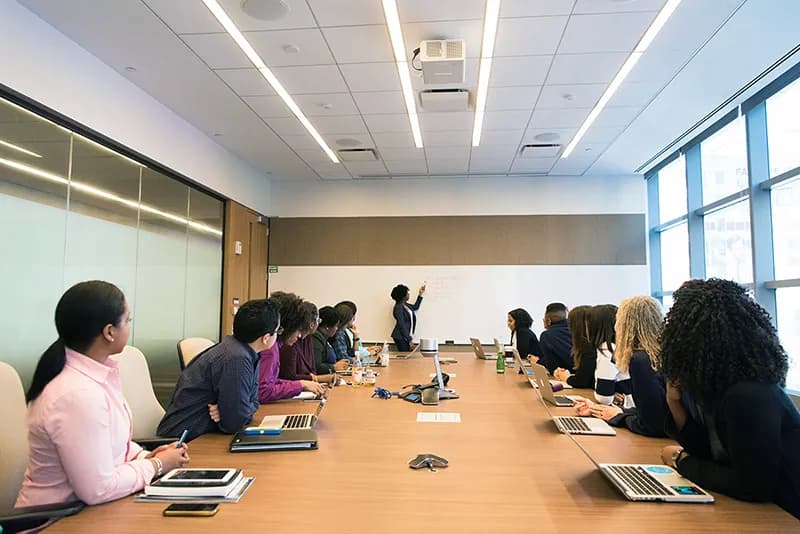 Réunion stratégique entre les équipes sales et marketing pour aligner le contenu B2B