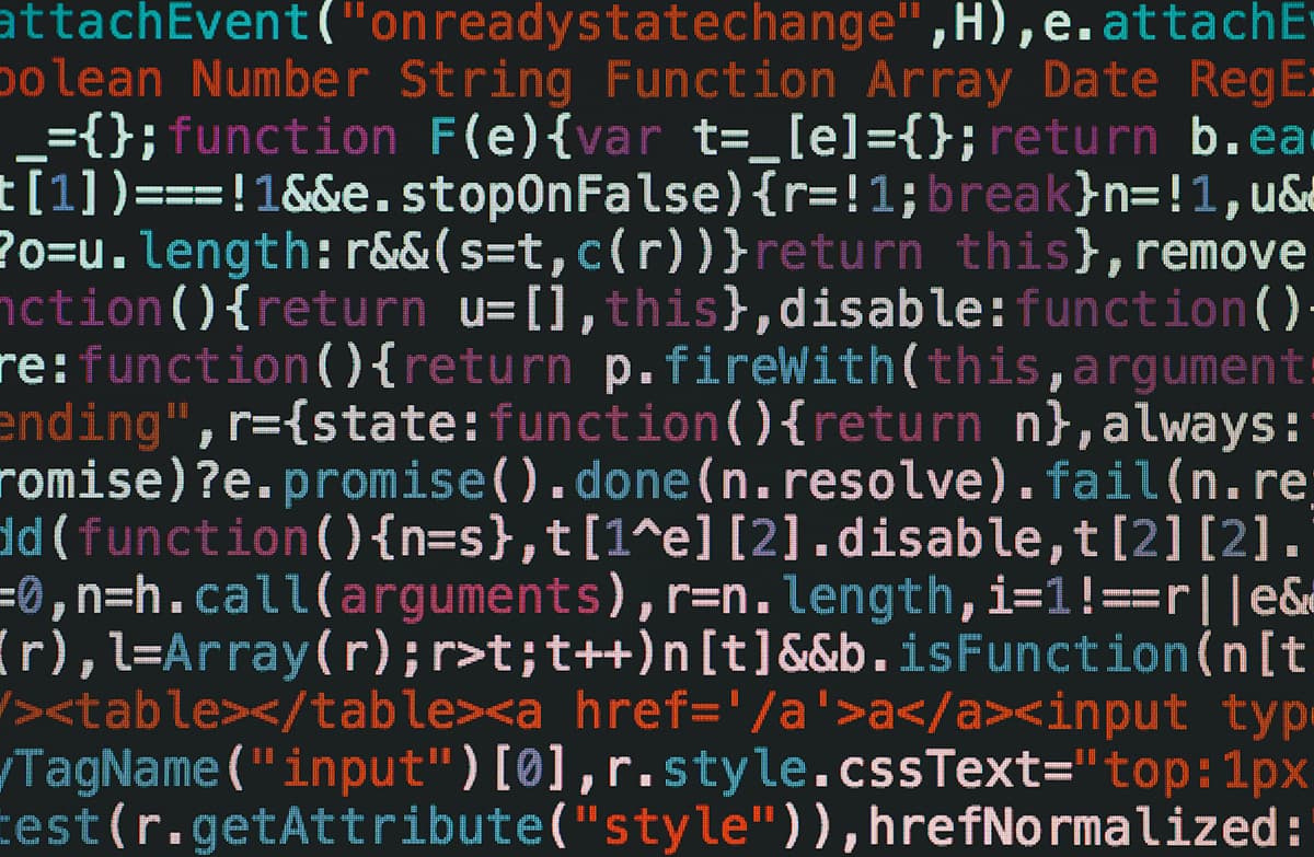 Lignes de code et données analytiques sur un écran sombre, représentant l'analyse IA de la structure d'un post
