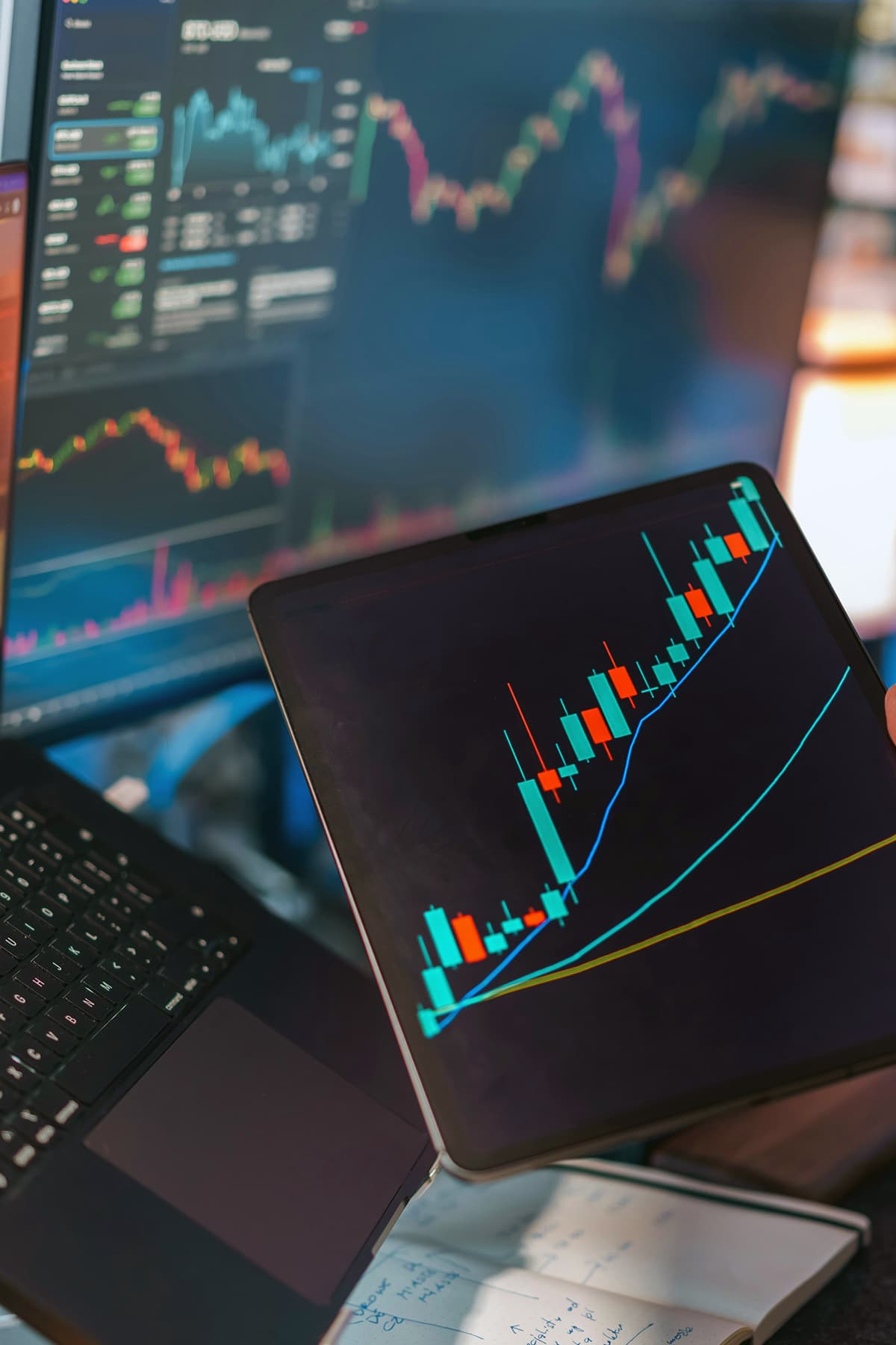 Écrans multiples affichant des graphiques d'analyse de données