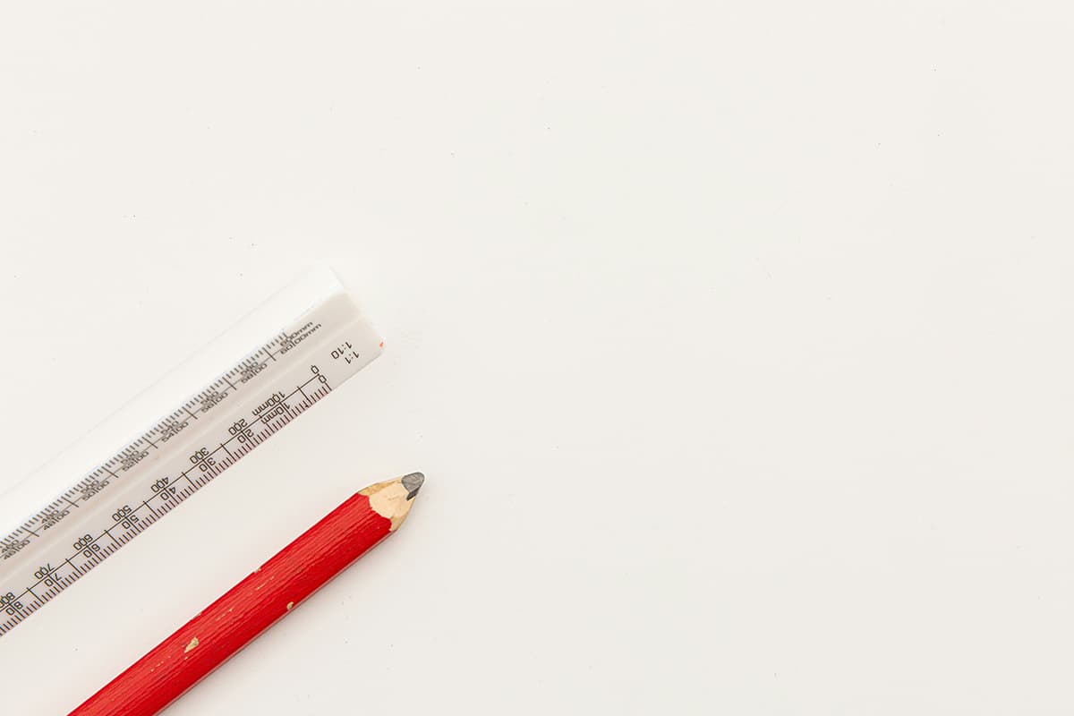 Un espace de travail créatif avec un ordinateur affichant du code et du design