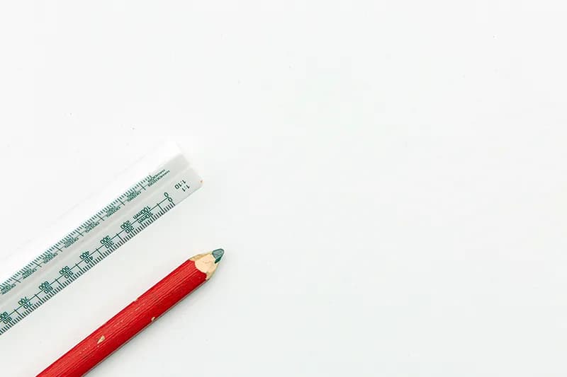 Un espace de travail créatif avec un ordinateur affichant du code et du design