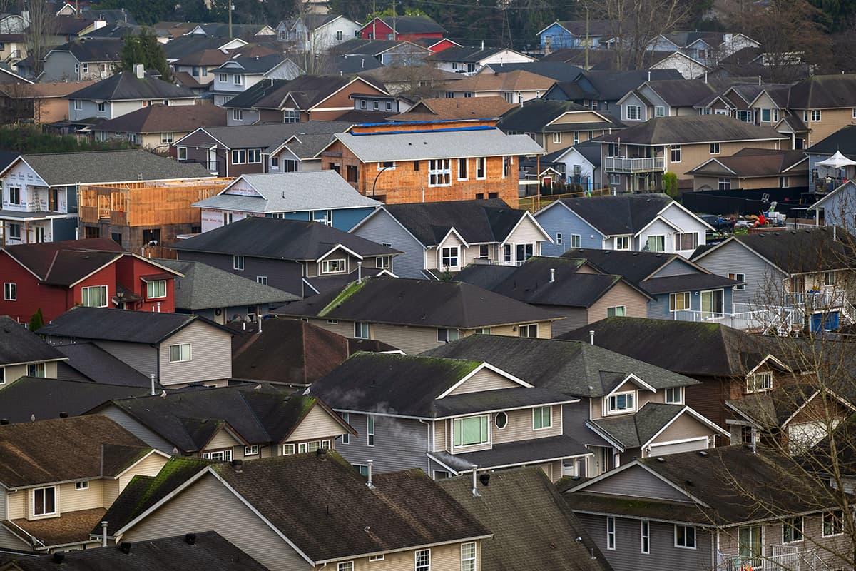 Vue aérienne d'un quartier résidentiel dense avec de nombreuses maisons, illustrant l'ancrage local et le secteur immobilier