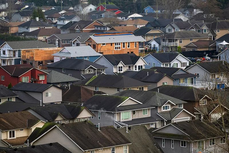 Vue aérienne d'un quartier résidentiel dense avec de nombreuses maisons, illustrant l'ancrage local et le secteur immobilier