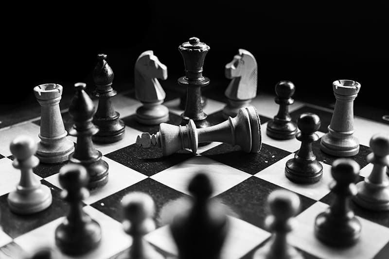 Une partie d'échecs en cours, représentant l'anticipation stratégique des doutes du prospect