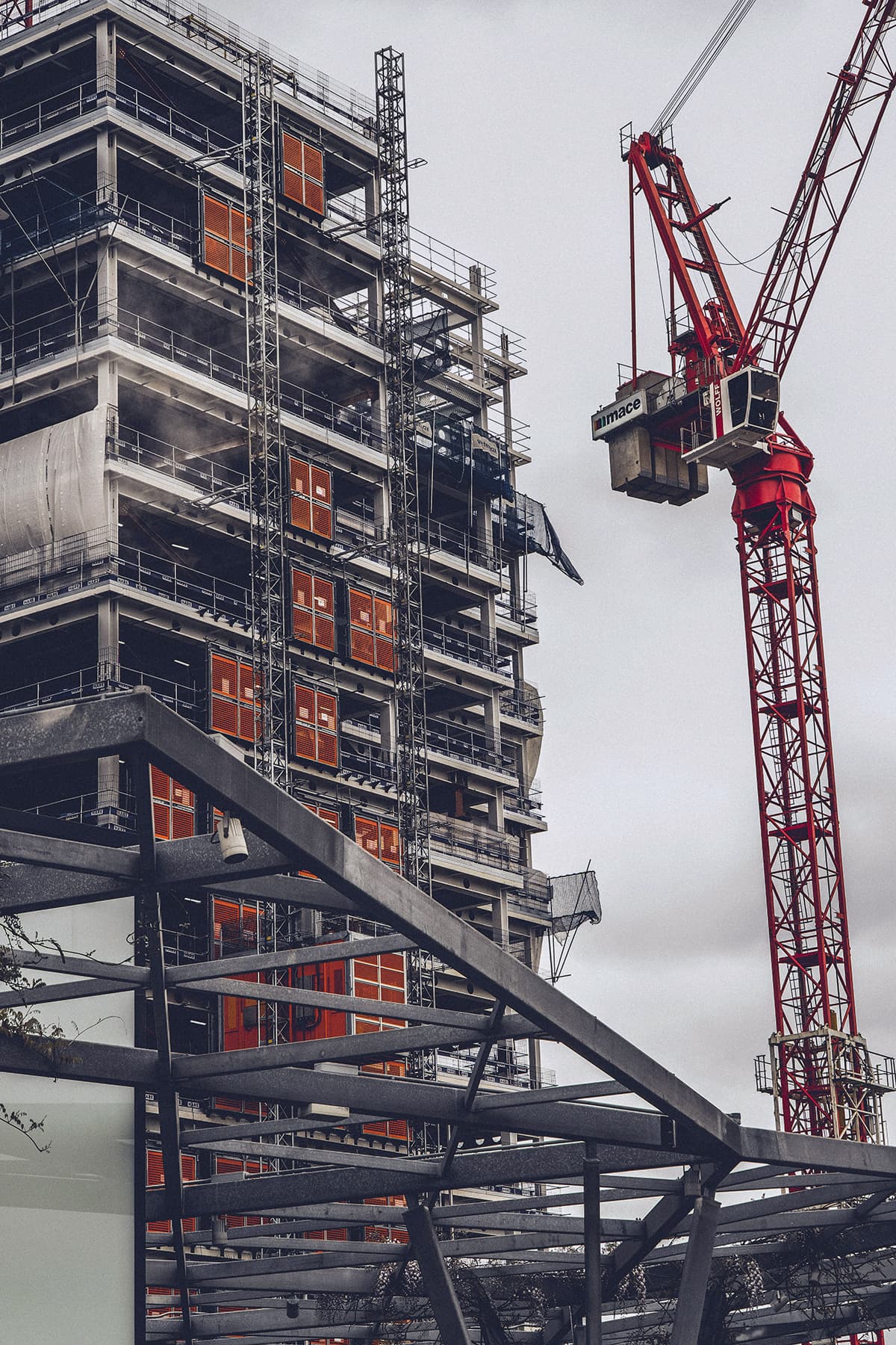 Un chantier de construction avec une grue pour illustrer l'avancée des travaux