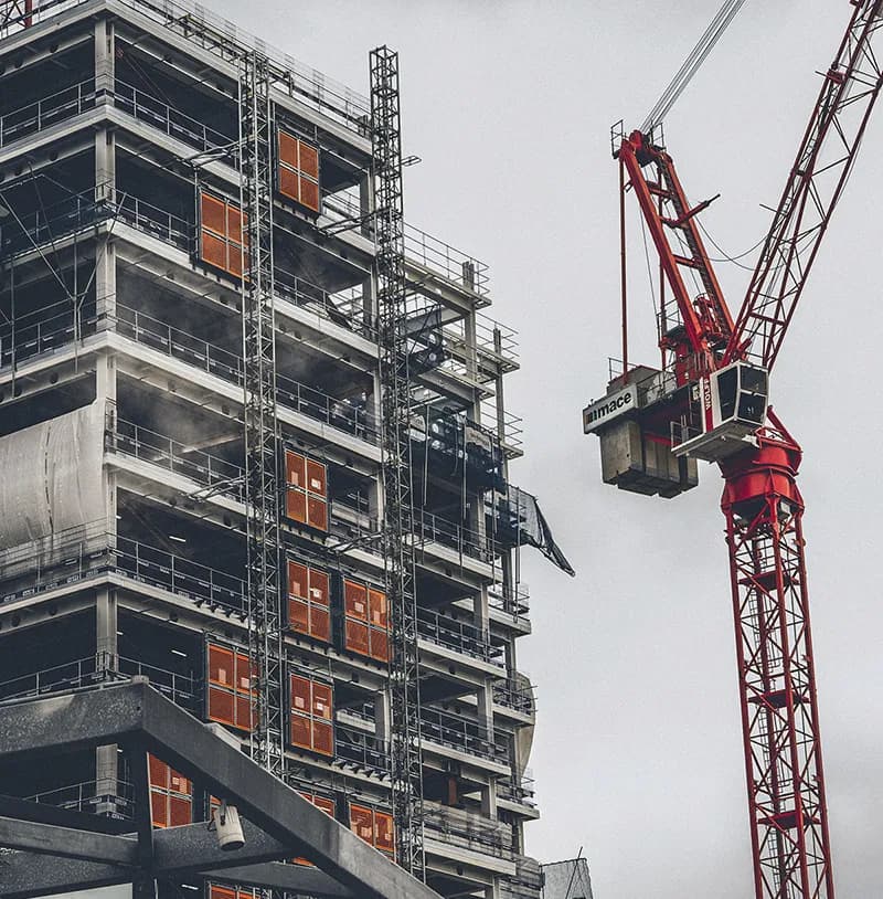 Un chantier de construction avec une grue pour illustrer l'avancée des travaux