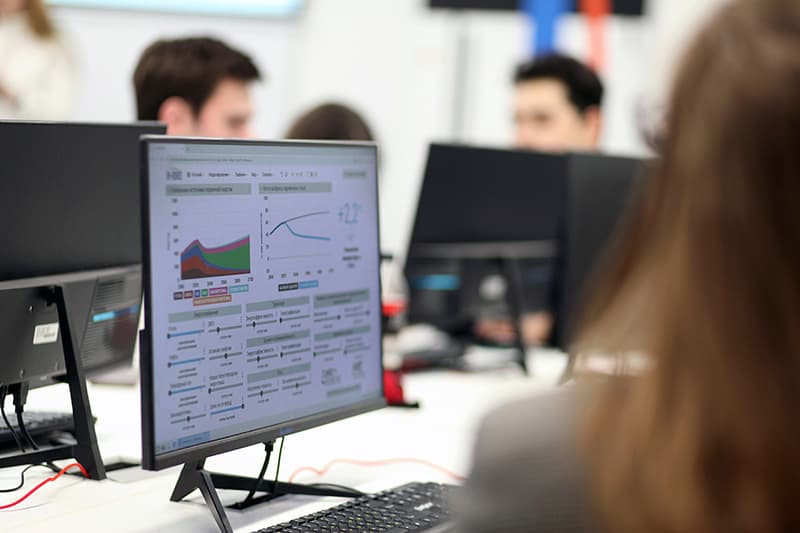 Écran montrant une analyse de données complexes, symbolisant l'audit mathématique d'un contenu