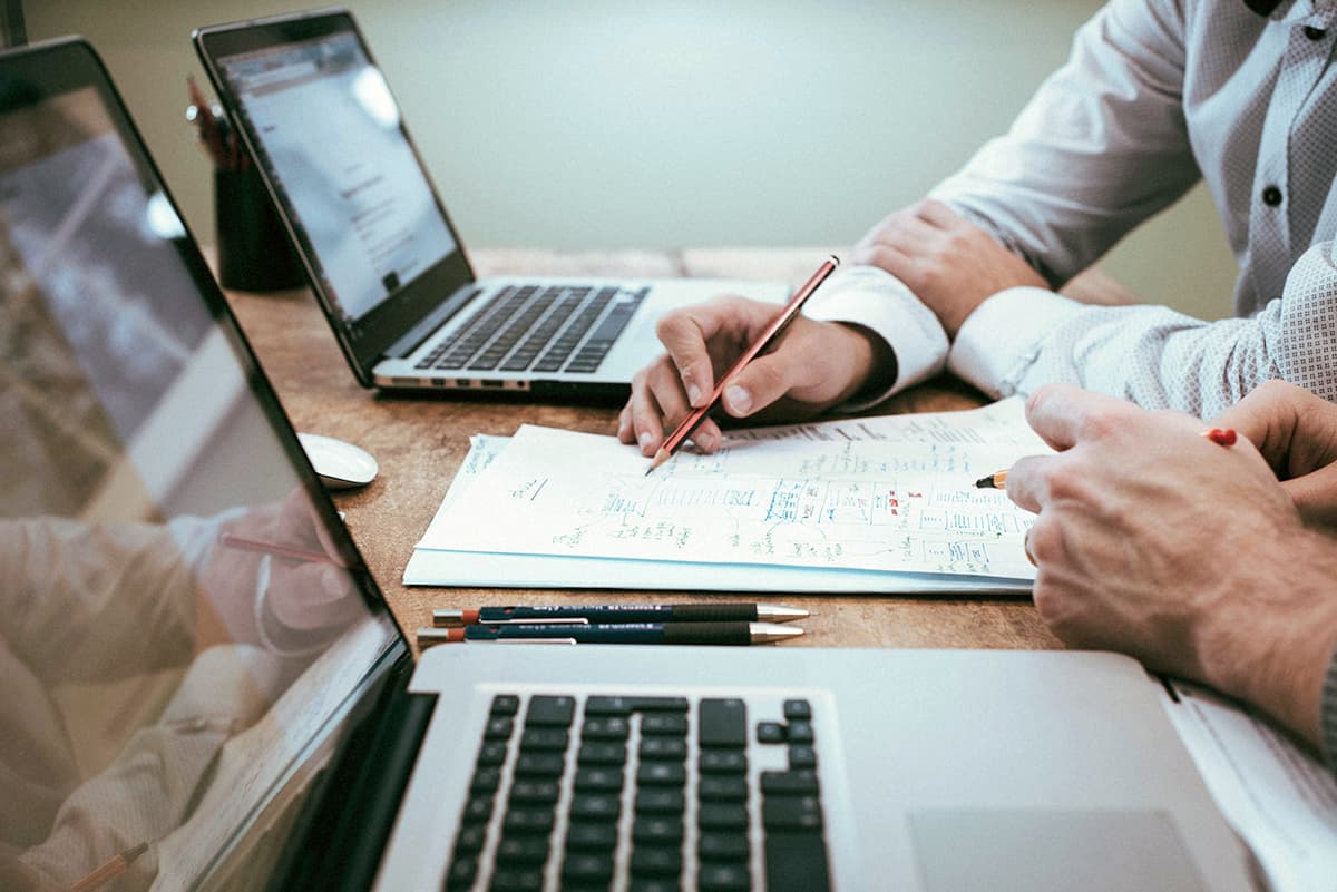 Une présentation professionnelle en réunion montrant la croissance et le ROI