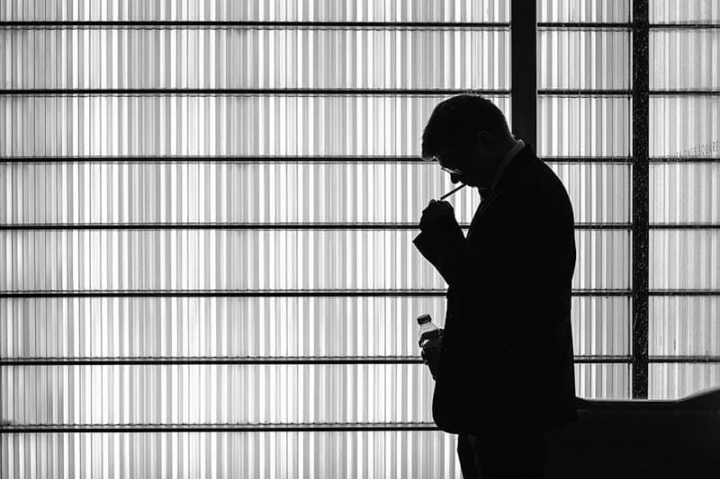 Dirigeant pensif en noir et blanc, illustrant la réflexion humaine irremplaçable en affaires