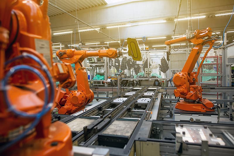 Usine moderne et lumineuse, symbolisant l'industrialisation propre du contenu B2B