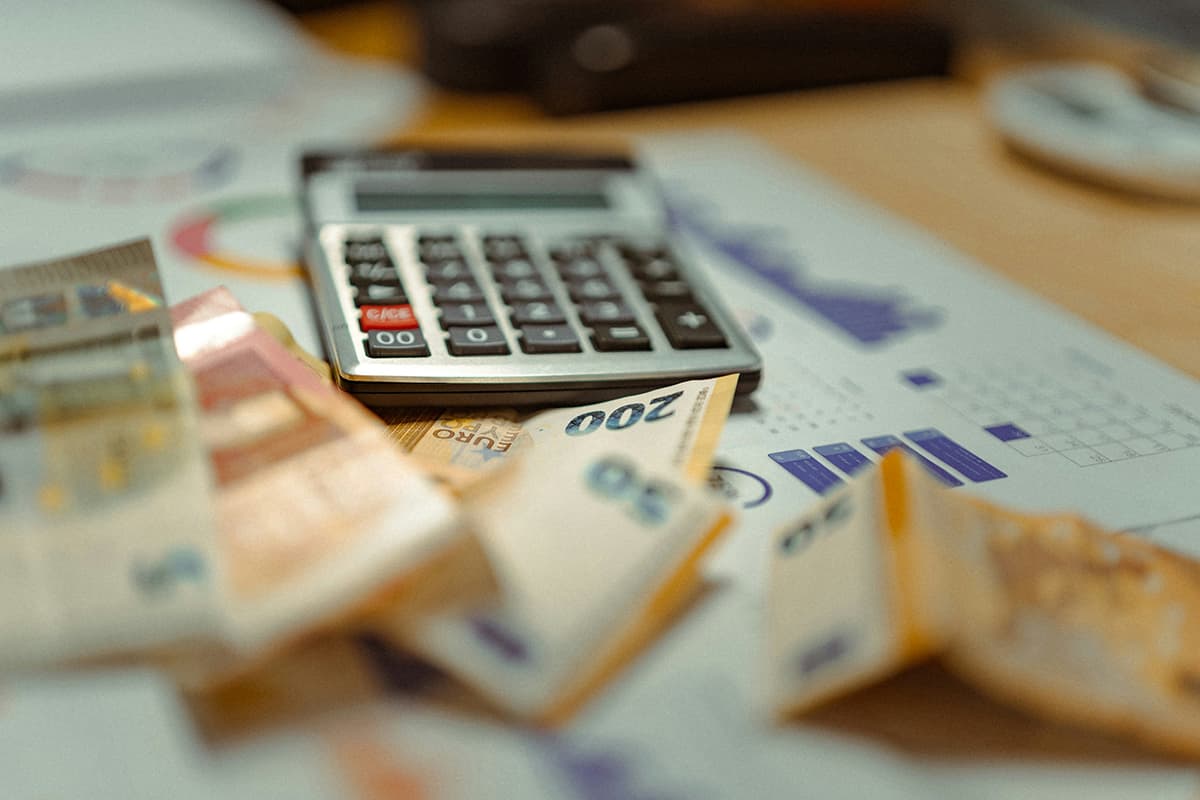 Une calculatrice posée sur une pile de billets