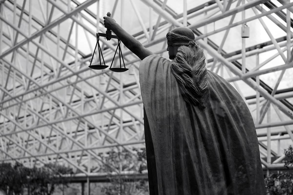 Statue de la balance de la justice illustrant le droit des affaires