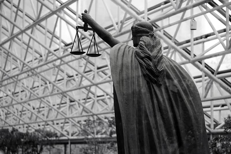 Statue de la balance de la justice illustrant le droit des affaires