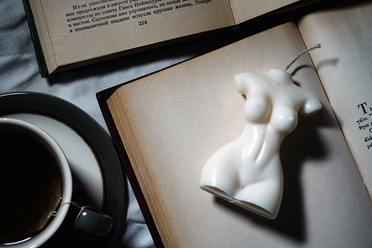 Un livre ouvert avec un marque-page et une tasse de café, symbolisant la sauvegarde et la conservation du savoir
