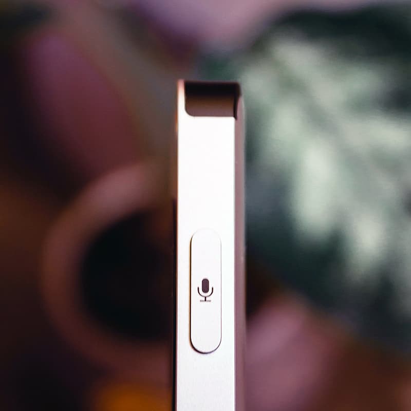 Gros plan sur un smartphone enregistrant une note vocale, symbolisant le brain dump audio