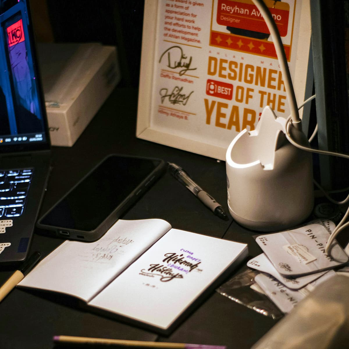 Un bureau en bazar avec de nombreux carnets et outils de création