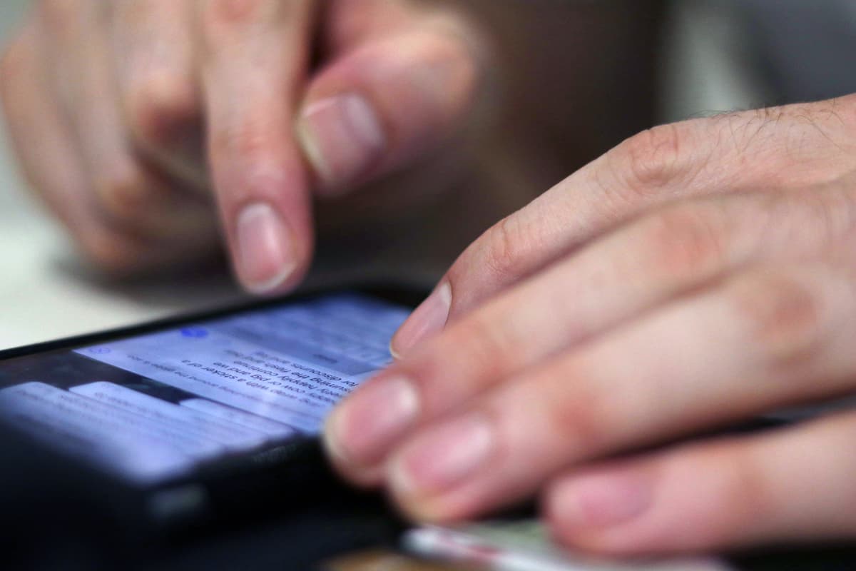 Gros plan sur une personne tapant un message sur son smartphone