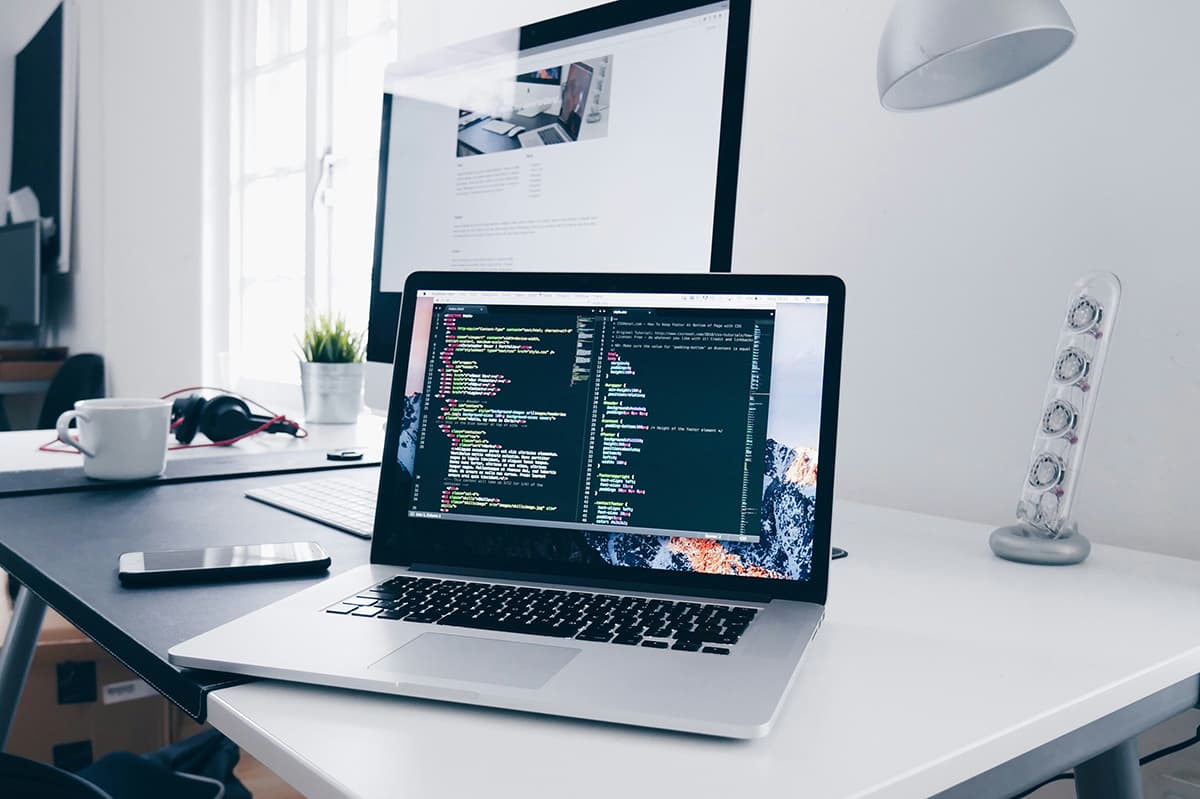 Gros plan sur des mains tapant sur un clavier d'ordinateur, représentant le travail en cours