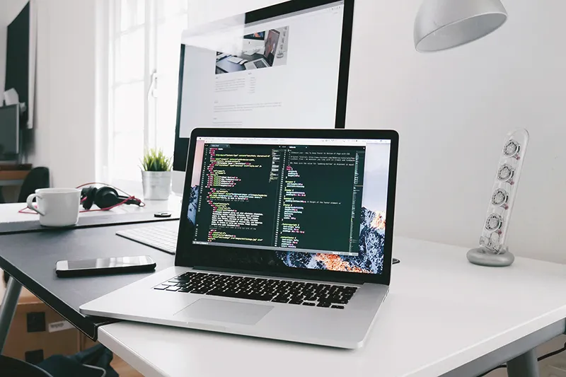 Gros plan sur des mains tapant sur un clavier d'ordinateur, représentant le travail en cours