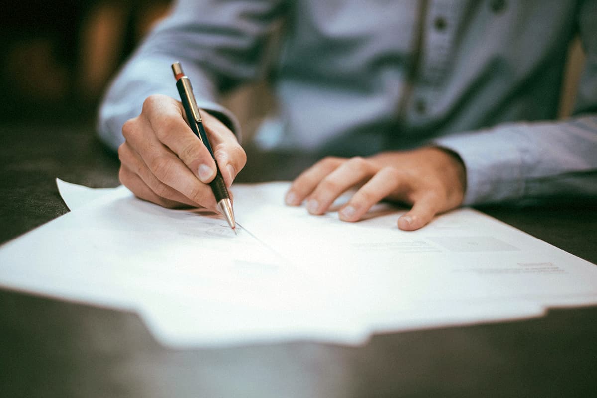 Un bureau créatif avec des notes, un ordinateur et un café, symbolisant la réflexion et le processus d'apprentissage