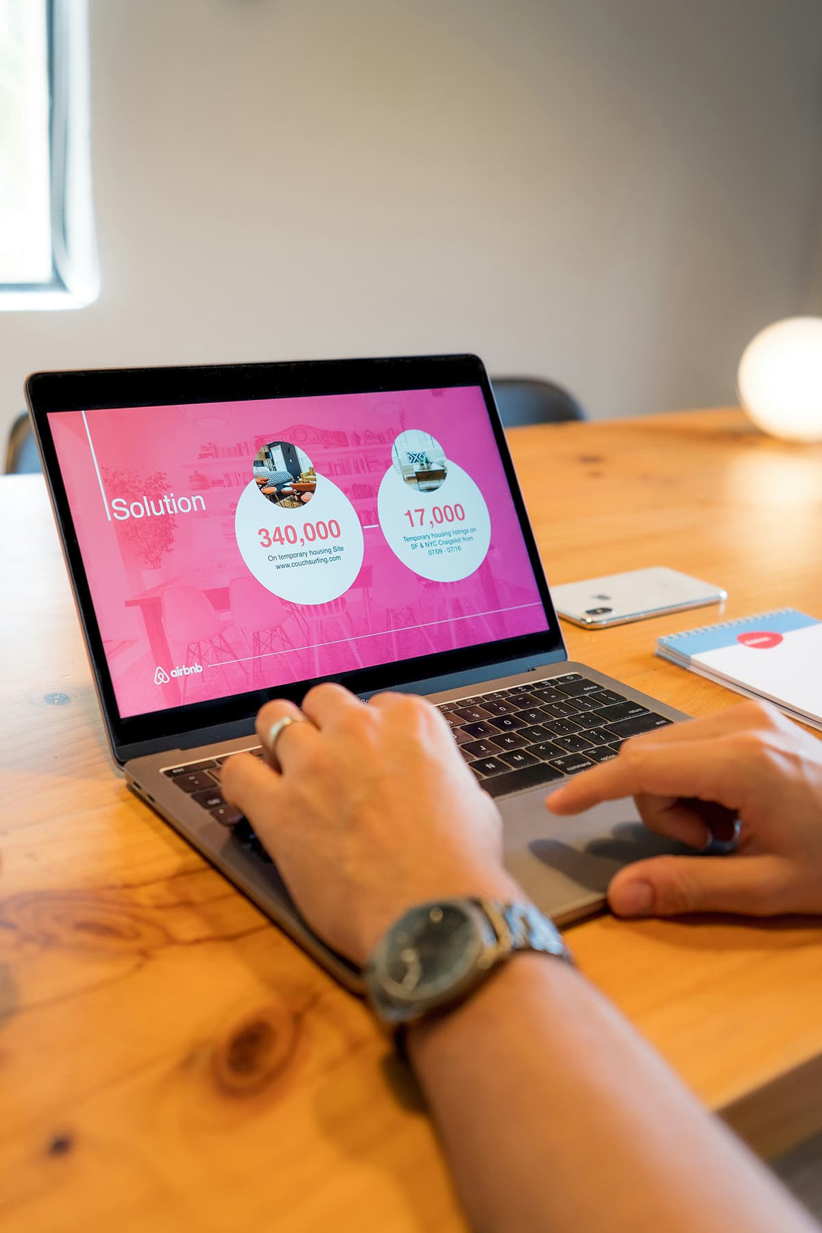 Un fondateur de startup travaillant sur son pitch deck sur un MacBook, symbolisant la création et la transparence