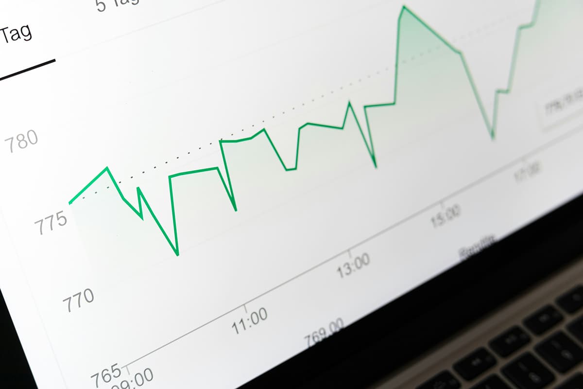 Un écran d'ordinateur affichant un tableau de bord analytique complexe pour le suivi des données