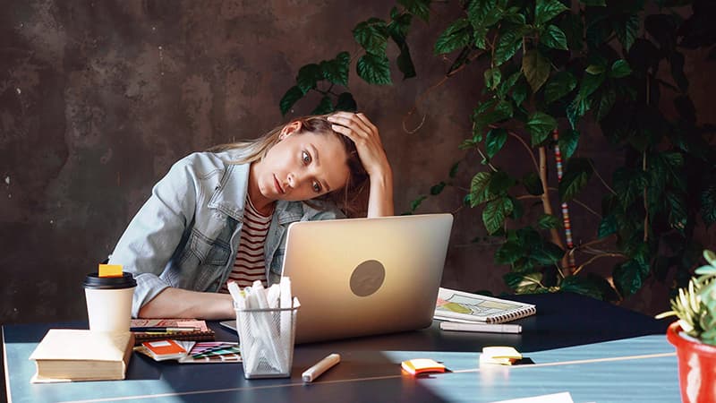 Un cadre dirigeant frustré devant son ordinateur, symbolisant la mauvaise utilisation de l'IA