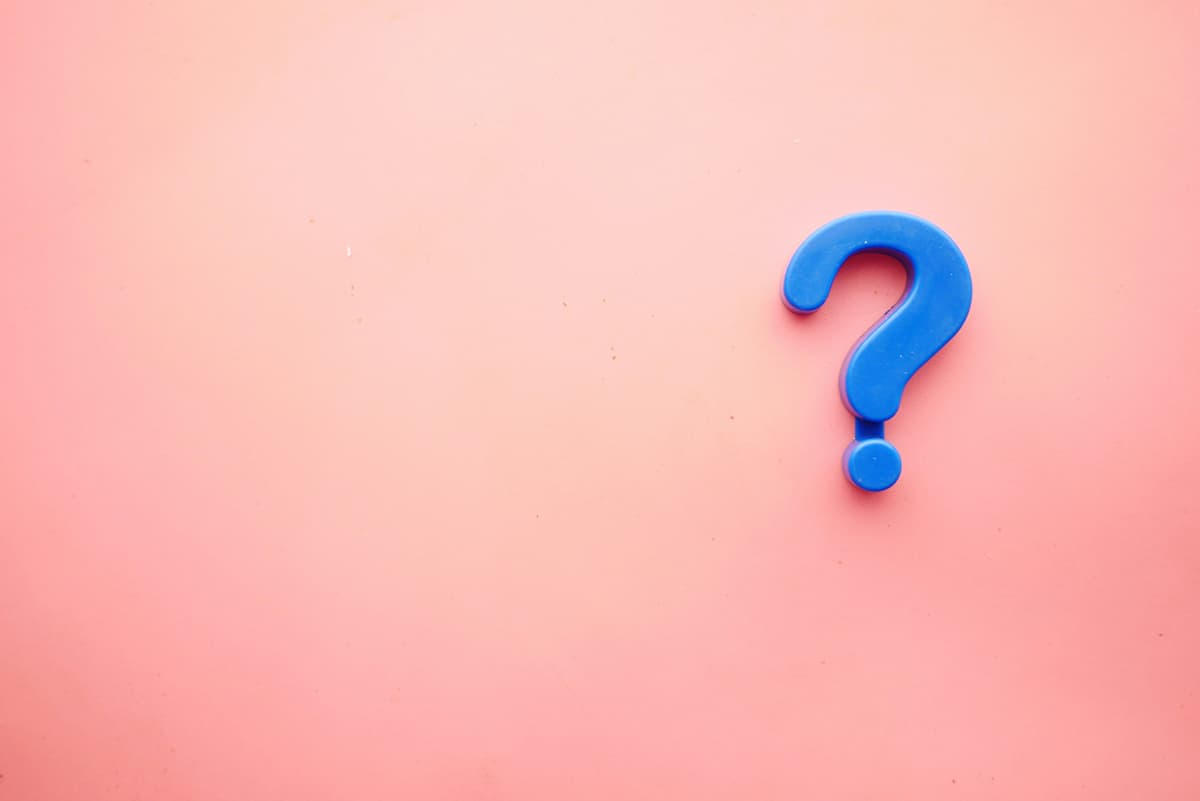 Personne réfléchissant face à de multiples questions, illustrant les doutes d'un prospect B2B