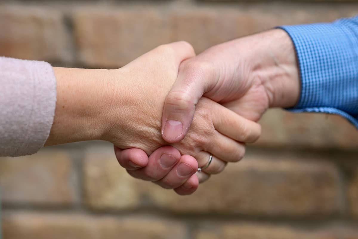 Poignée de main concluant un contrat B2B après un cycle de vente raccourci