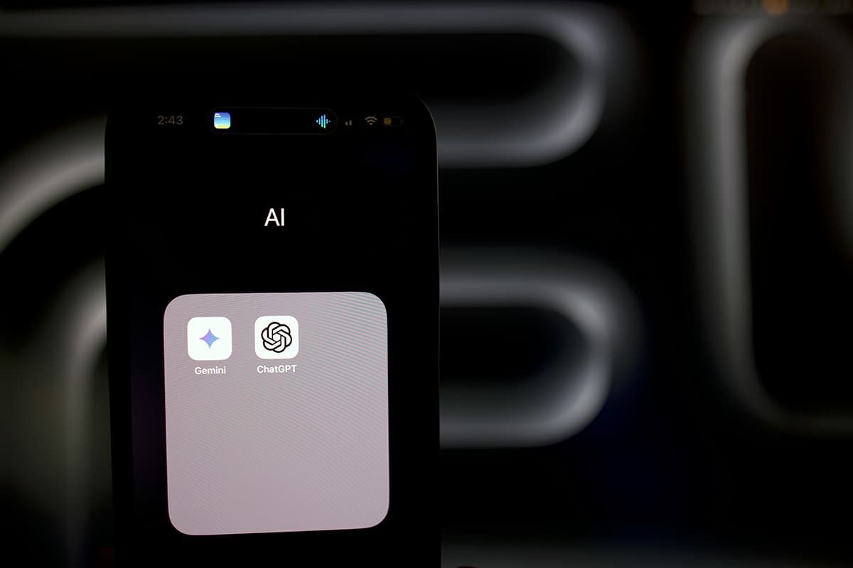 Gros plan sur un écran de smartphone affichant du contenu