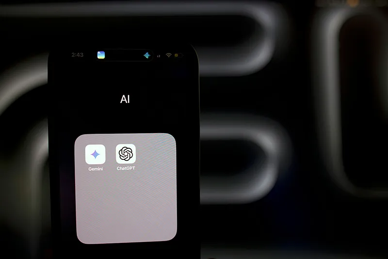 Gros plan sur un écran de smartphone affichant du contenu