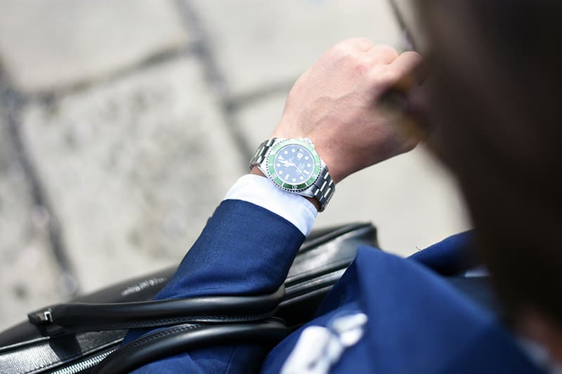 Un dirigeant regardant sa montre, symbolisant l'optimisation du temps dans la création de contenu B2B