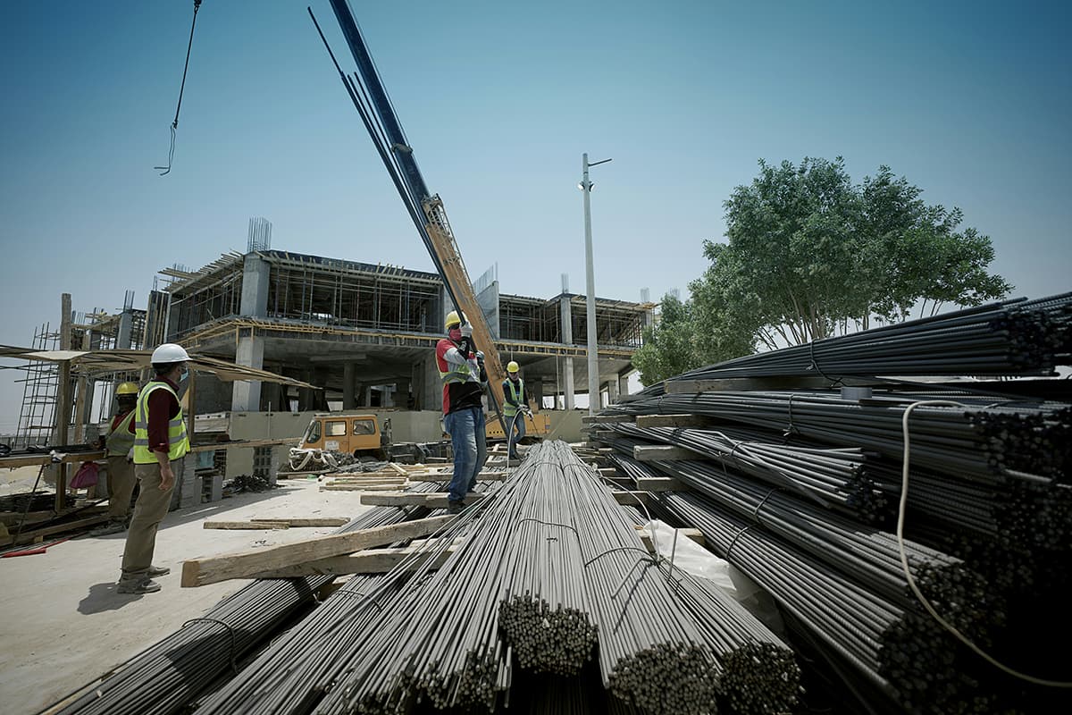 Blocs de construction en équilibre symbolisant le montage ludique des niches fiscales