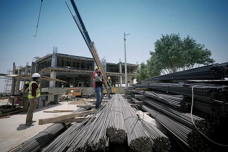 Blocs de construction en équilibre symbolisant le montage ludique des niches fiscales
