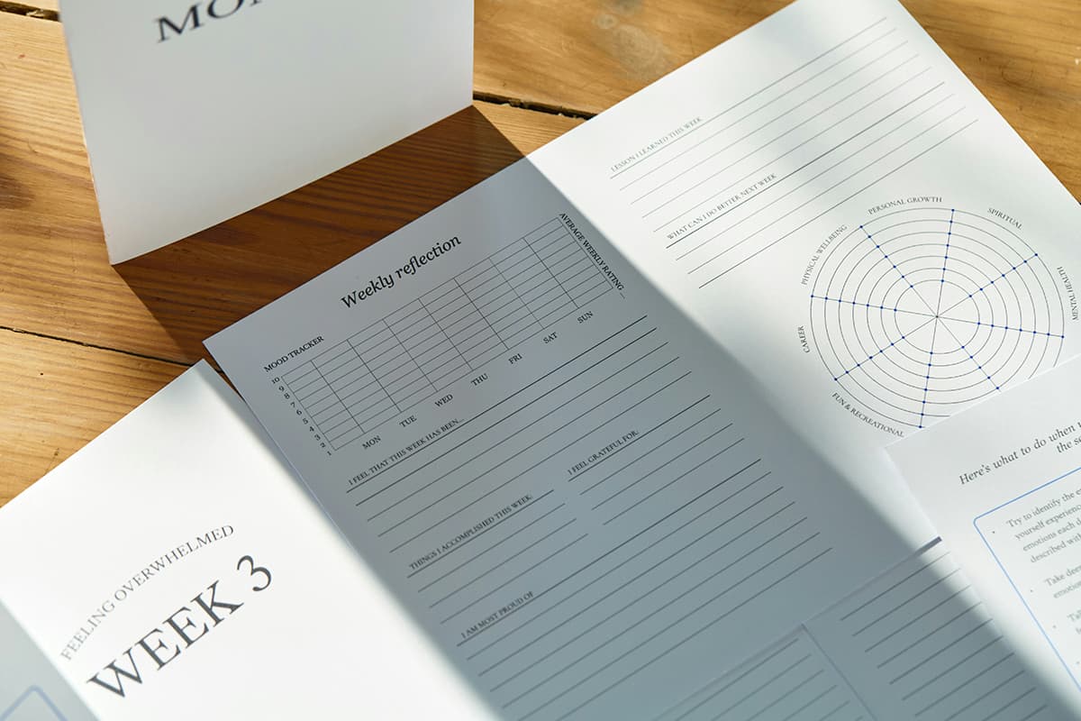 Gros plan sur les lignes épurées d'un carnet de notes, symbolisant l'organisation visuelle