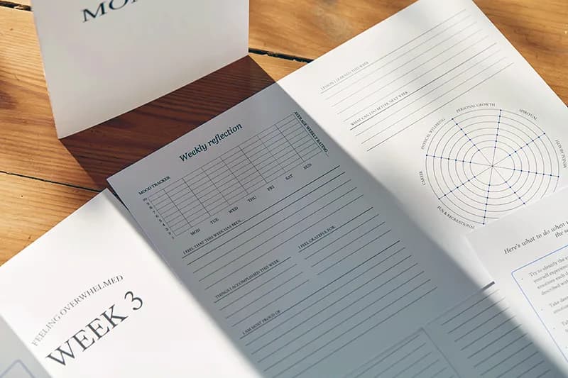 Gros plan sur les lignes épurées d'un carnet de notes, symbolisant l'organisation visuelle