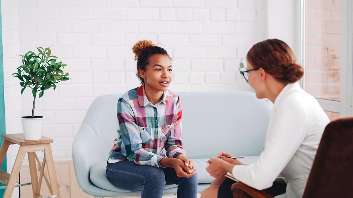 Séance de coaching et d'écoute active dans un environnement moderne